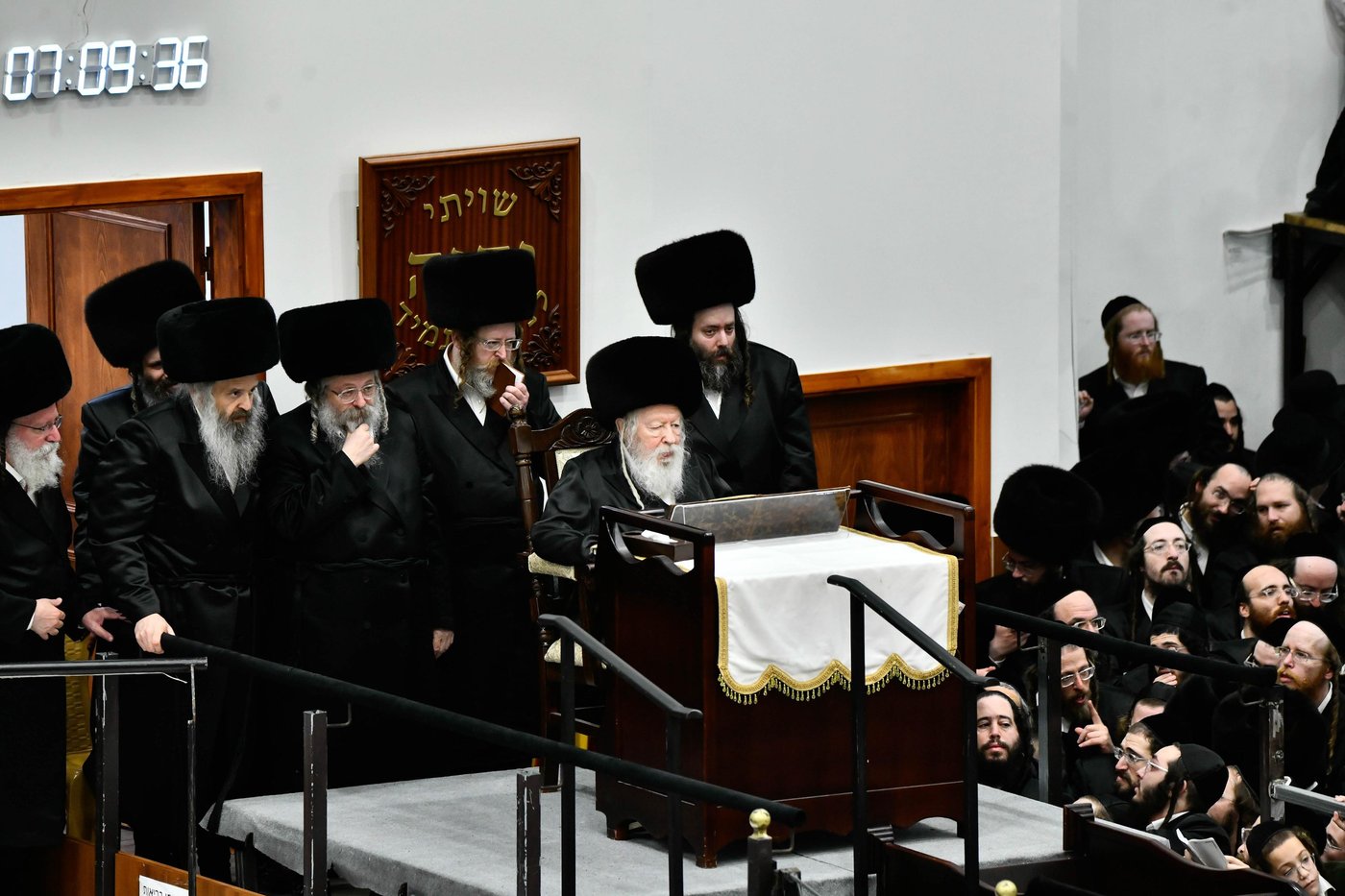 הקפות שניות בחצה"ק גור