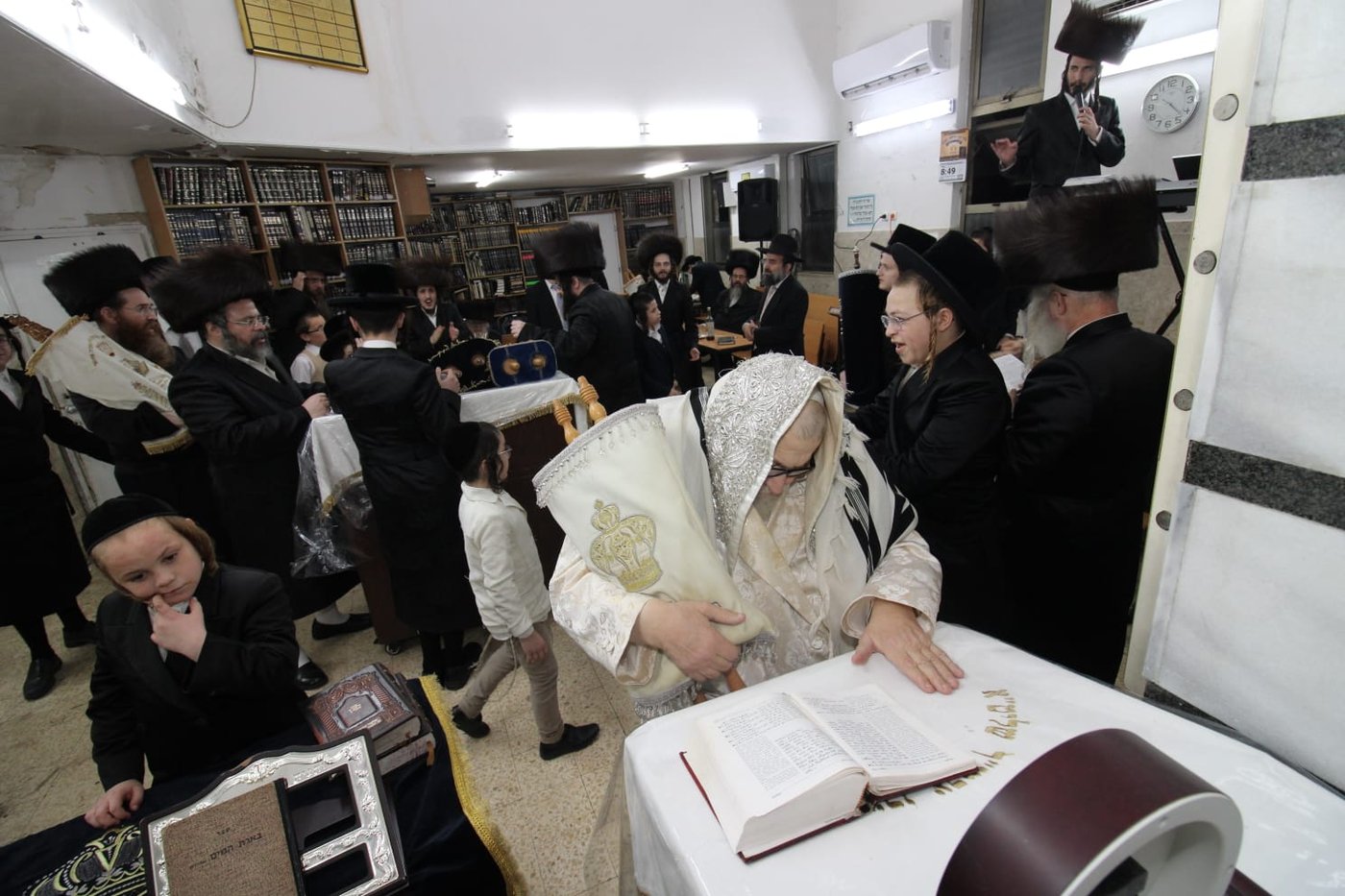 הקפות שניות בחצה"ק טעמשוואר