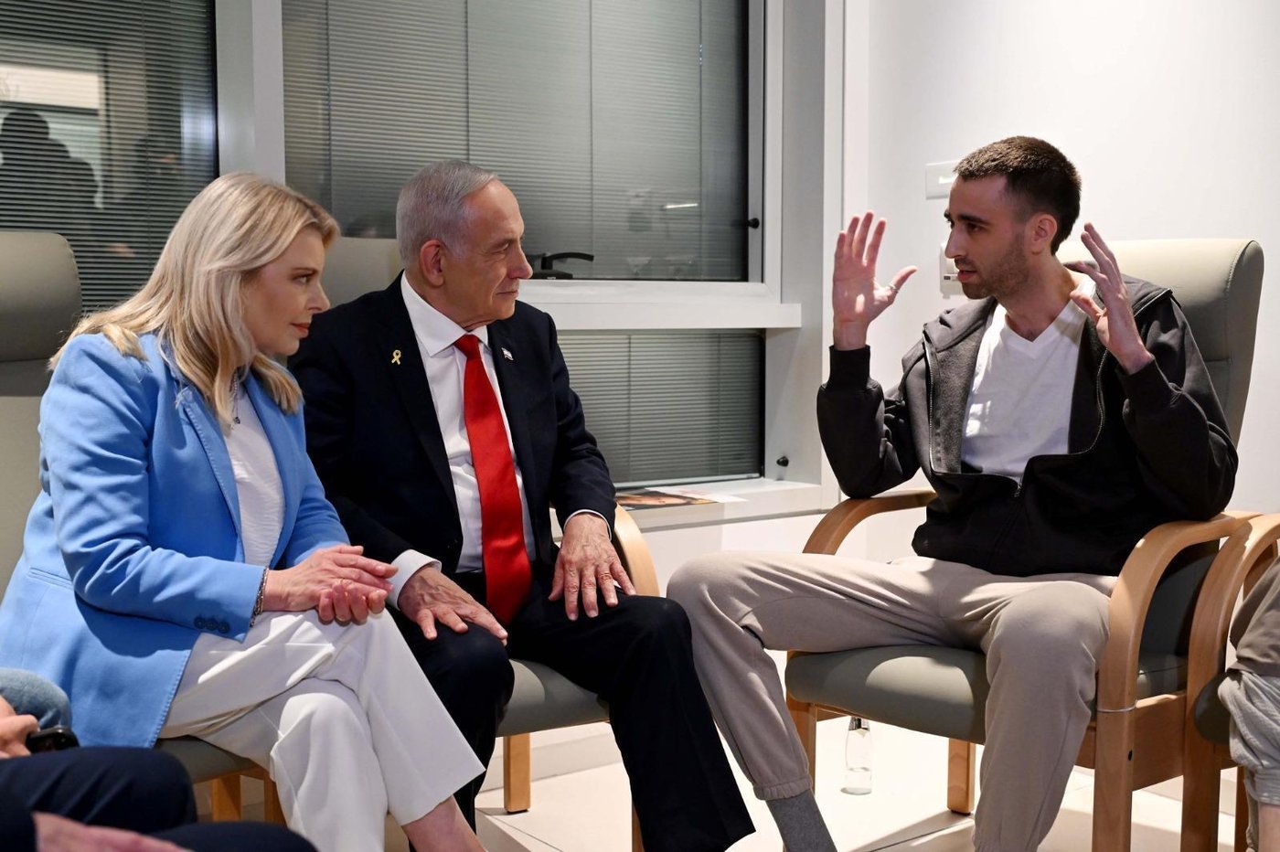 נתניהו ורעייתו ביקרו את החטופים ששבו; זה מה שהם אמרו להם | תיעוד