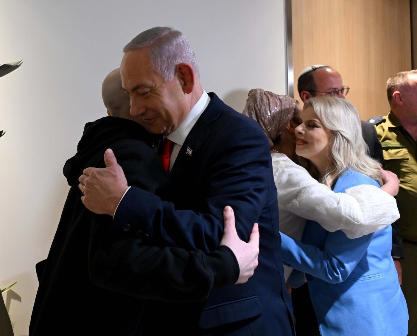 נתניהו ורעייתו ביקרו את החטופים ששבו; זה מה שהם אמרו להם | תיעוד