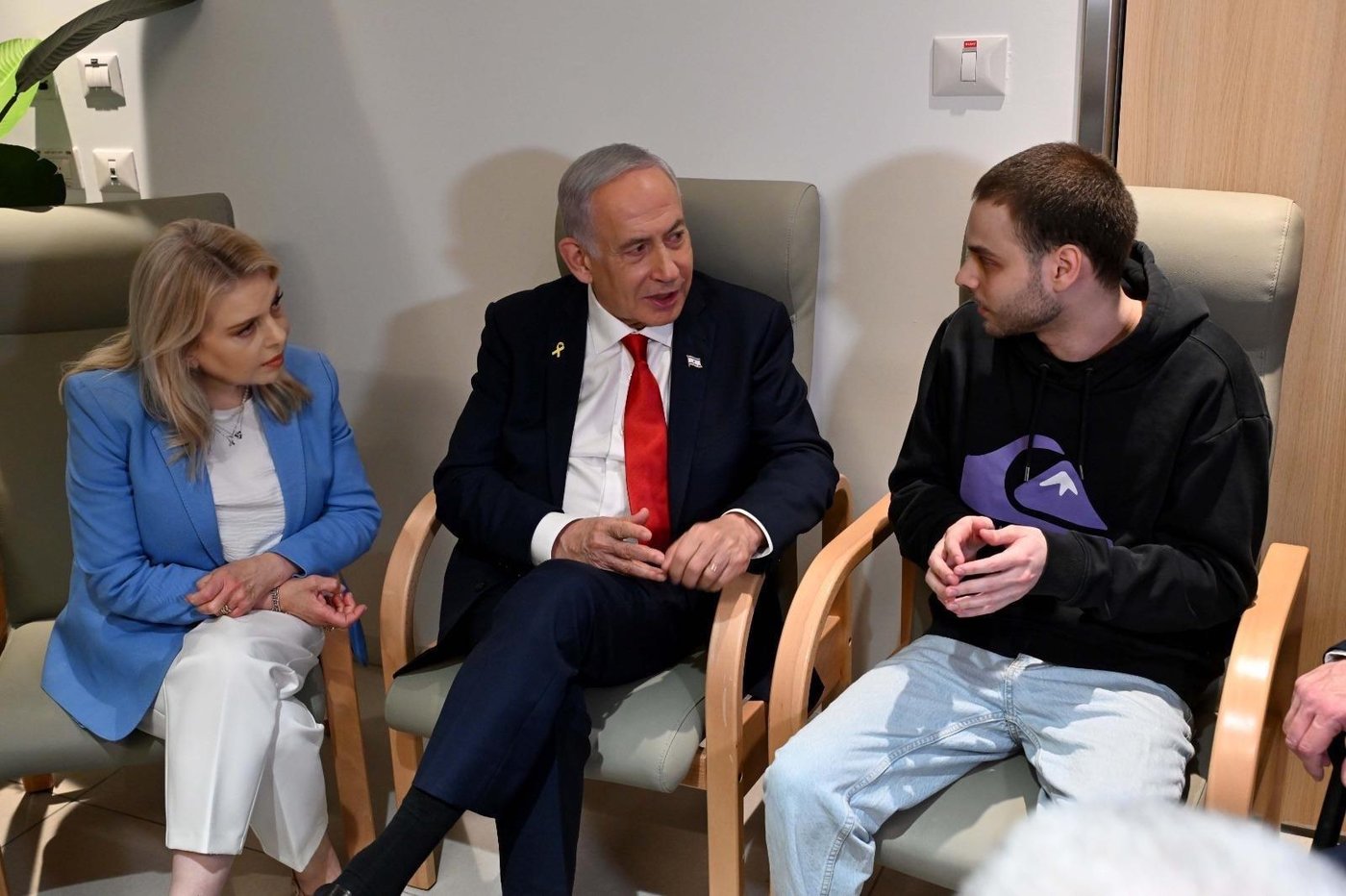 נתניהו ורעייתו ביקרו את החטופים ששבו; זה מה שהם אמרו להם | תיעוד