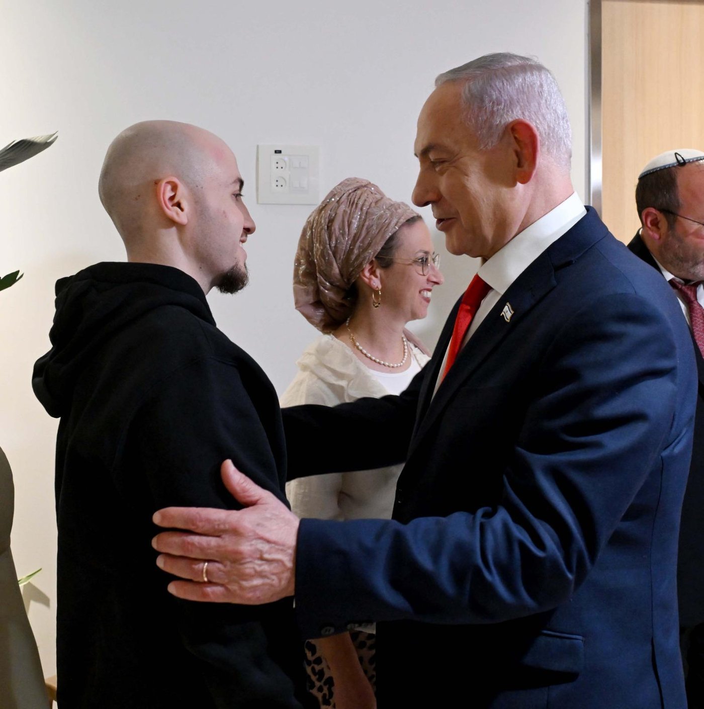 נתניהו ורעייתו ביקרו את החטופים ששבו; זה מה שהם אמרו להם | תיעוד