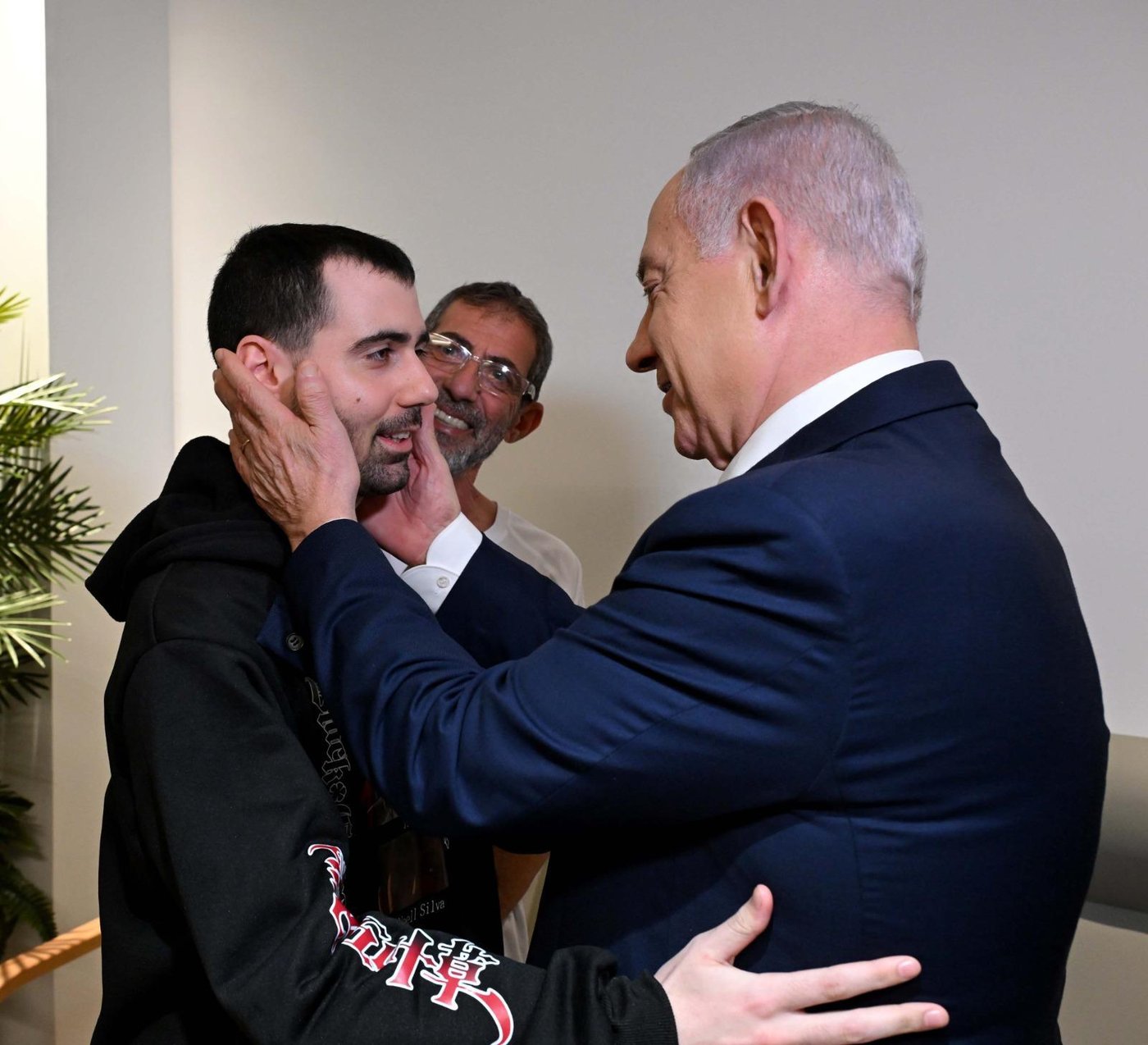 נתניהו ורעייתו ביקרו את החטופים ששבו; זה מה שהם אמרו להם | תיעוד
