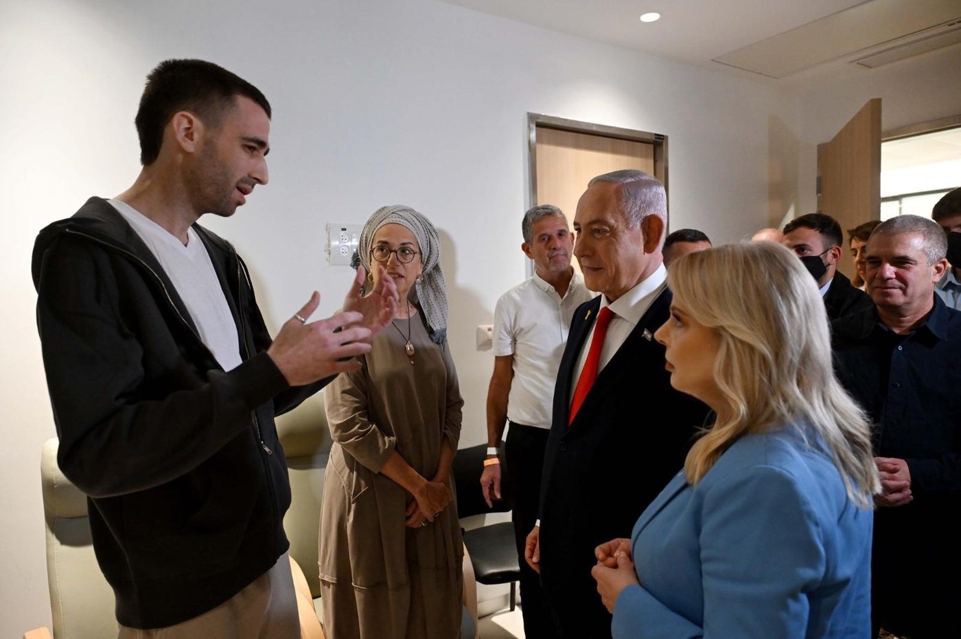 נתניהו ורעייתו ביקרו את החטופים ששבו; זה מה שהם אמרו להם | תיעוד
