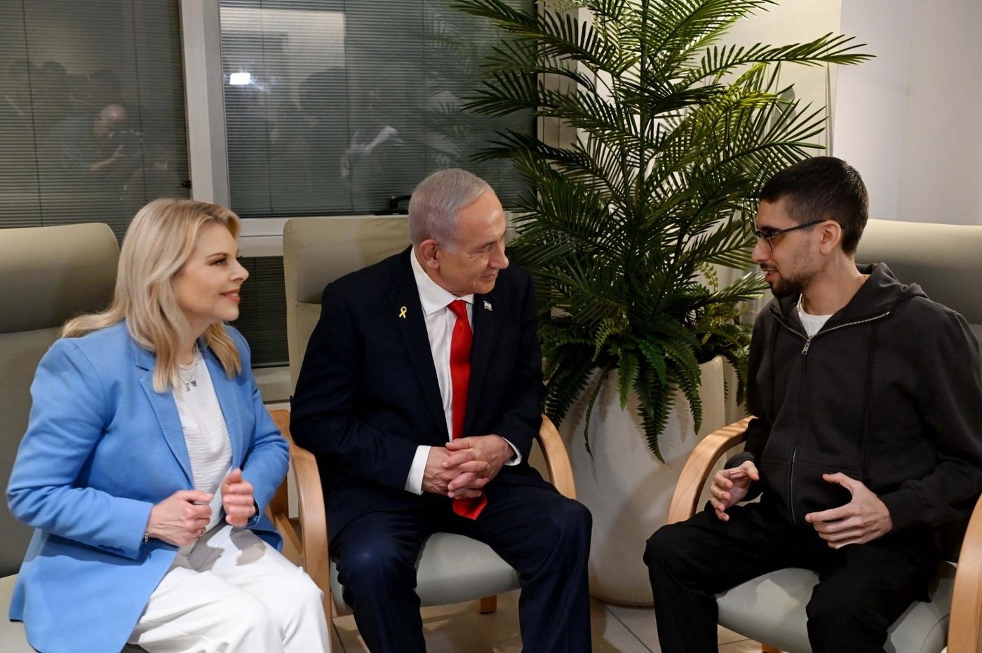 נתניהו ורעייתו ביקרו את החטופים ששבו; זה מה שהם אמרו להם | תיעוד