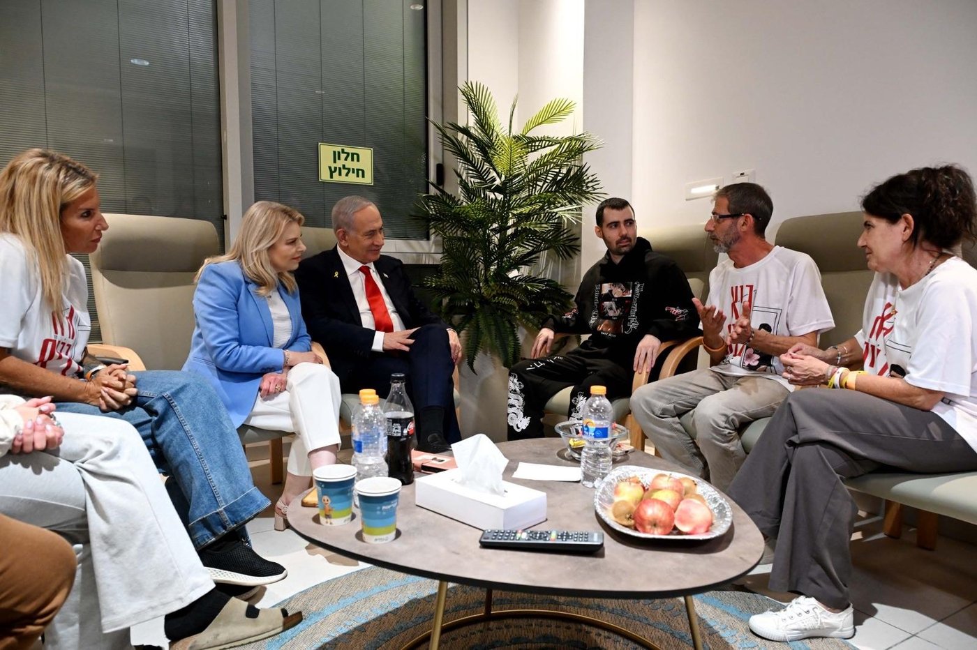 נתניהו ורעייתו ביקרו את החטופים ששבו; זה מה שהם אמרו להם | תיעוד