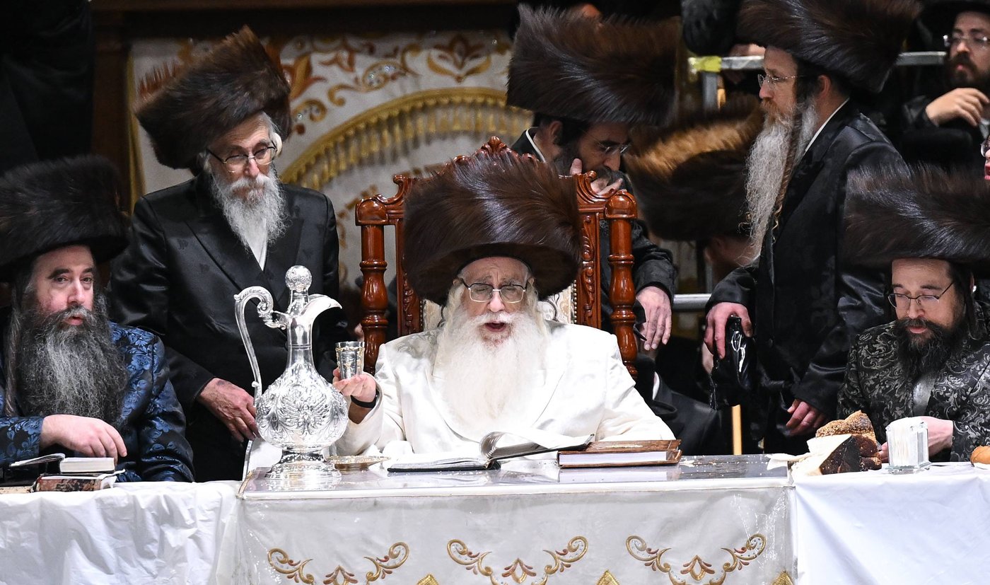 האדמו"ר מצאנז בשלחה"ט 'עפל טיש' במוצאי יו"ט