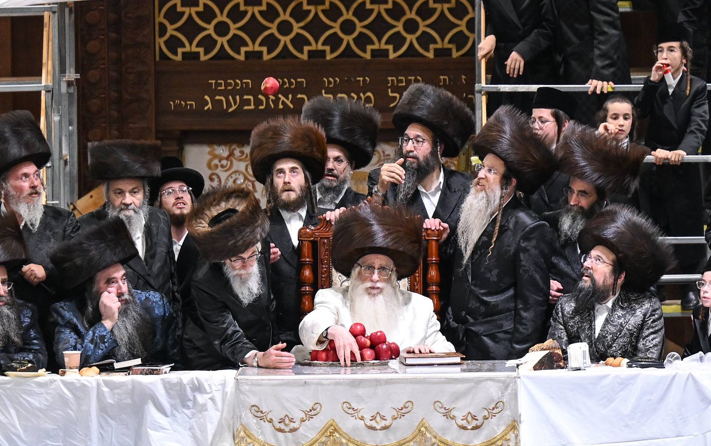 האדמו"ר מצאנז בשלחה"ט 'עפל טיש' במוצאי יו"ט