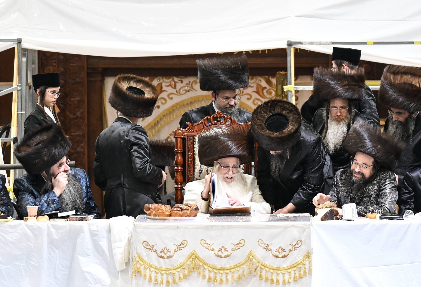 האדמו"ר מצאנז בשלחה"ט 'עפל טיש' במוצאי יו"ט