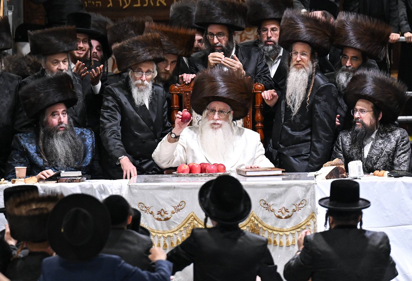 האדמו"ר מצאנז בשלחה"ט 'עפל טיש' במוצאי יו"ט