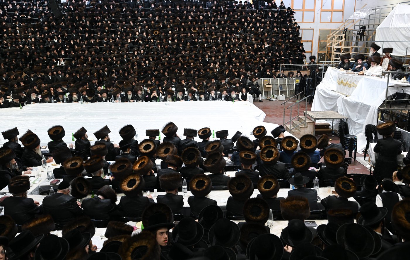 האדמו"ר מצאנז בשלחה"ט 'עפל טיש' במוצאי יו"ט