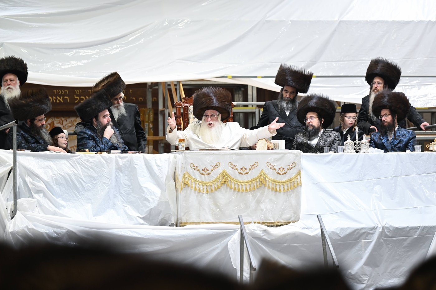 האדמו"ר מצאנז בשלחה"ט 'עפל טיש' במוצאי יו"ט