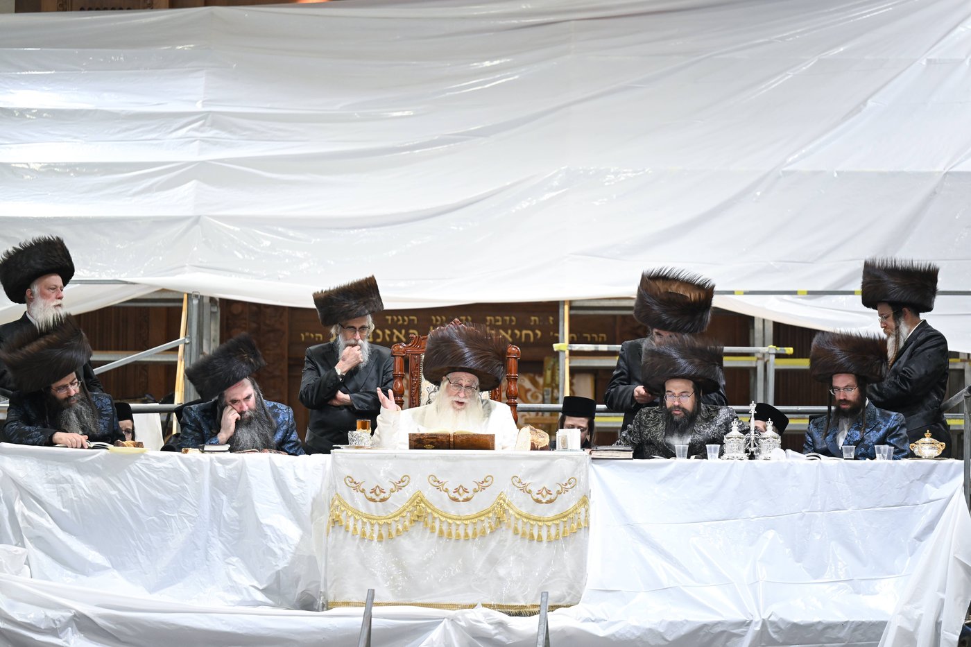 האדמו"ר מצאנז בשלחה"ט 'עפל טיש' במוצאי יו"ט