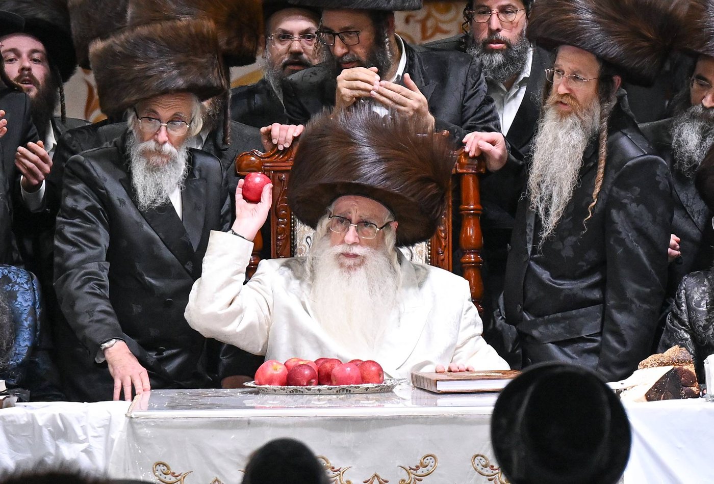 האדמו"ר מצאנז בשלחה"ט 'עפל טיש' במוצאי יו"ט