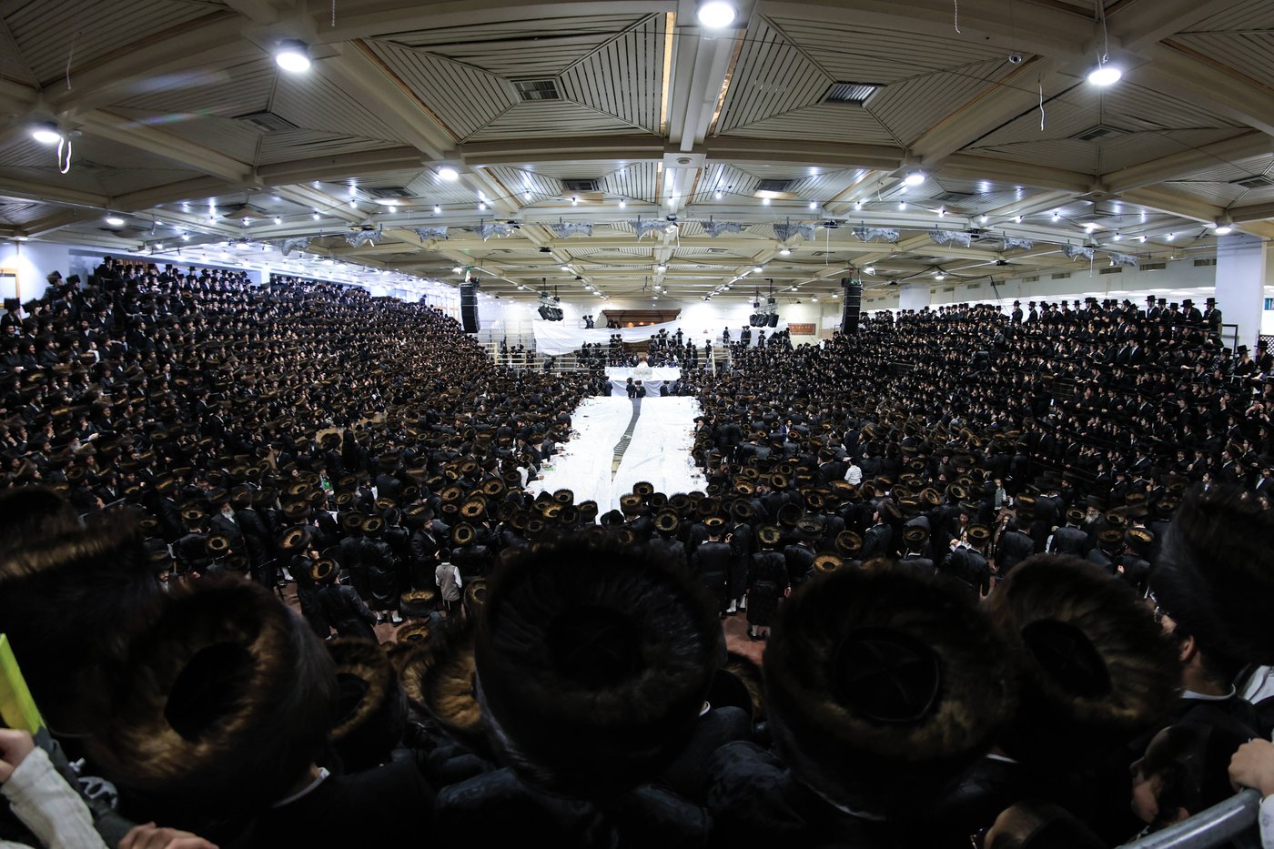 האדמו"ר מצאנז בשלחה"ט 'עפל טיש' במוצאי יו"ט