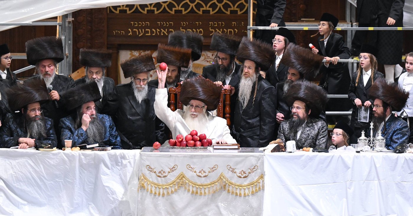 האדמו"ר מצאנז בשלחה"ט 'עפל טיש' במוצאי יו"ט