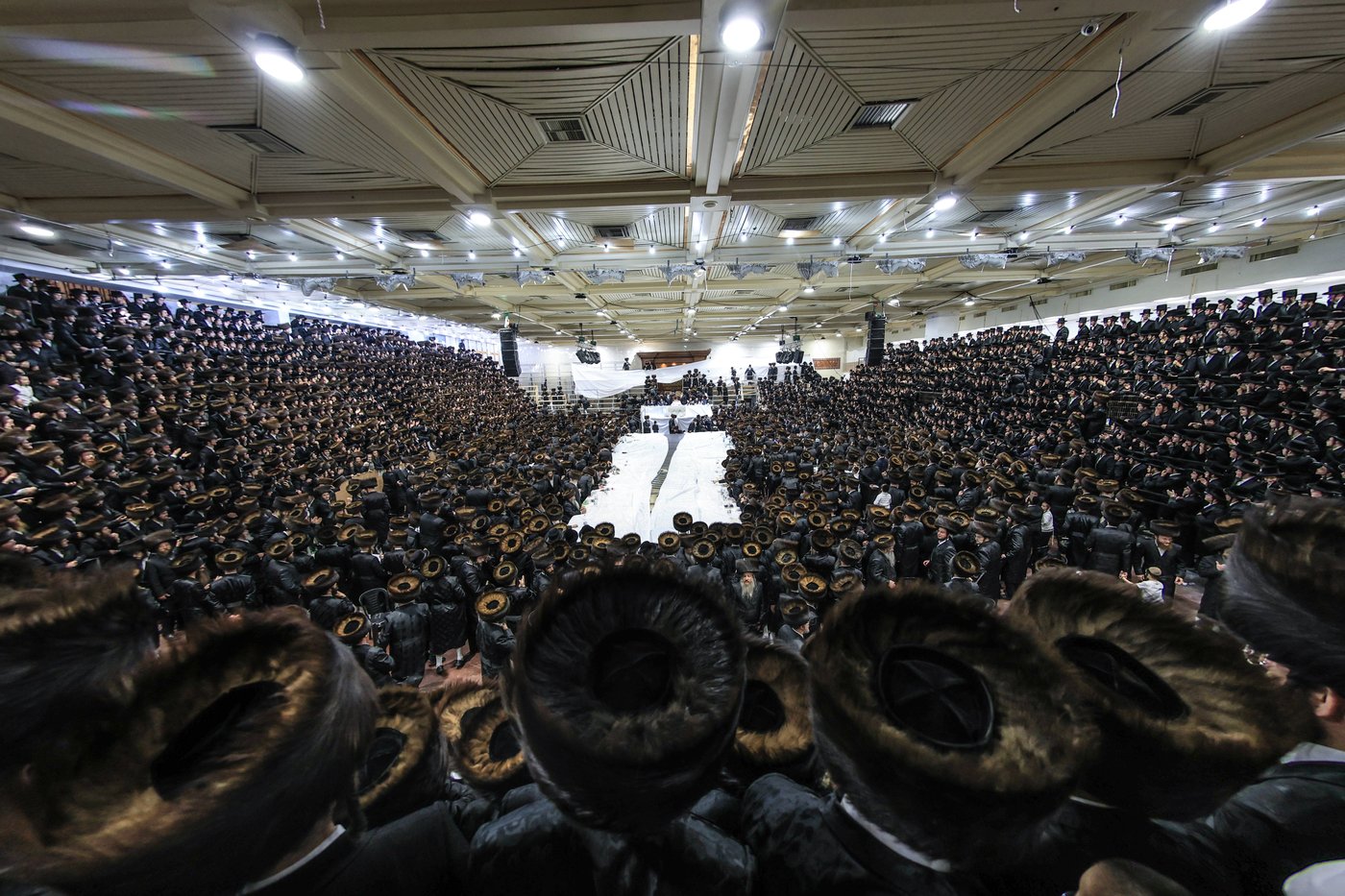 האדמו"ר מצאנז בשלחה"ט 'עפל טיש' במוצאי יו"ט