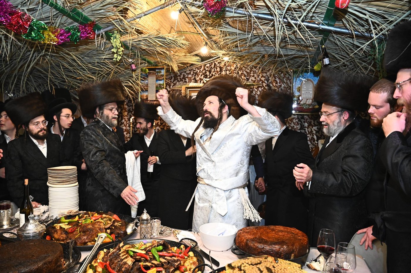 חג הסוכות בחצה"ק מעז'בוז