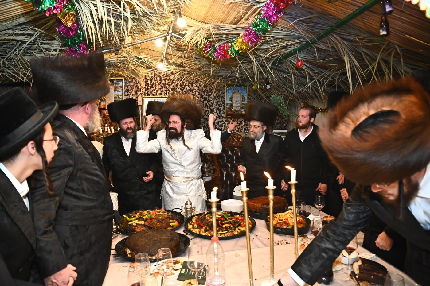 חג הסוכות בחצה"ק מעז'בוז