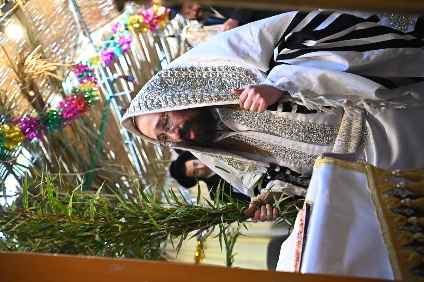 חג הסוכות בחצה"ק מעז'בוז