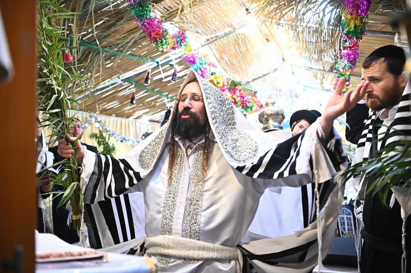חג הסוכות בחצה"ק מעז'בוז