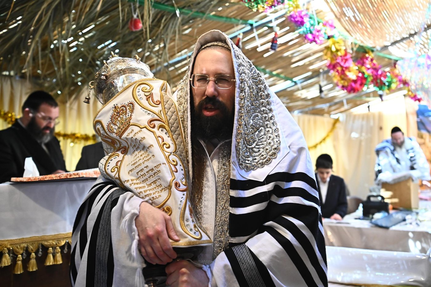 חג הסוכות בחצה"ק מעז'בוז