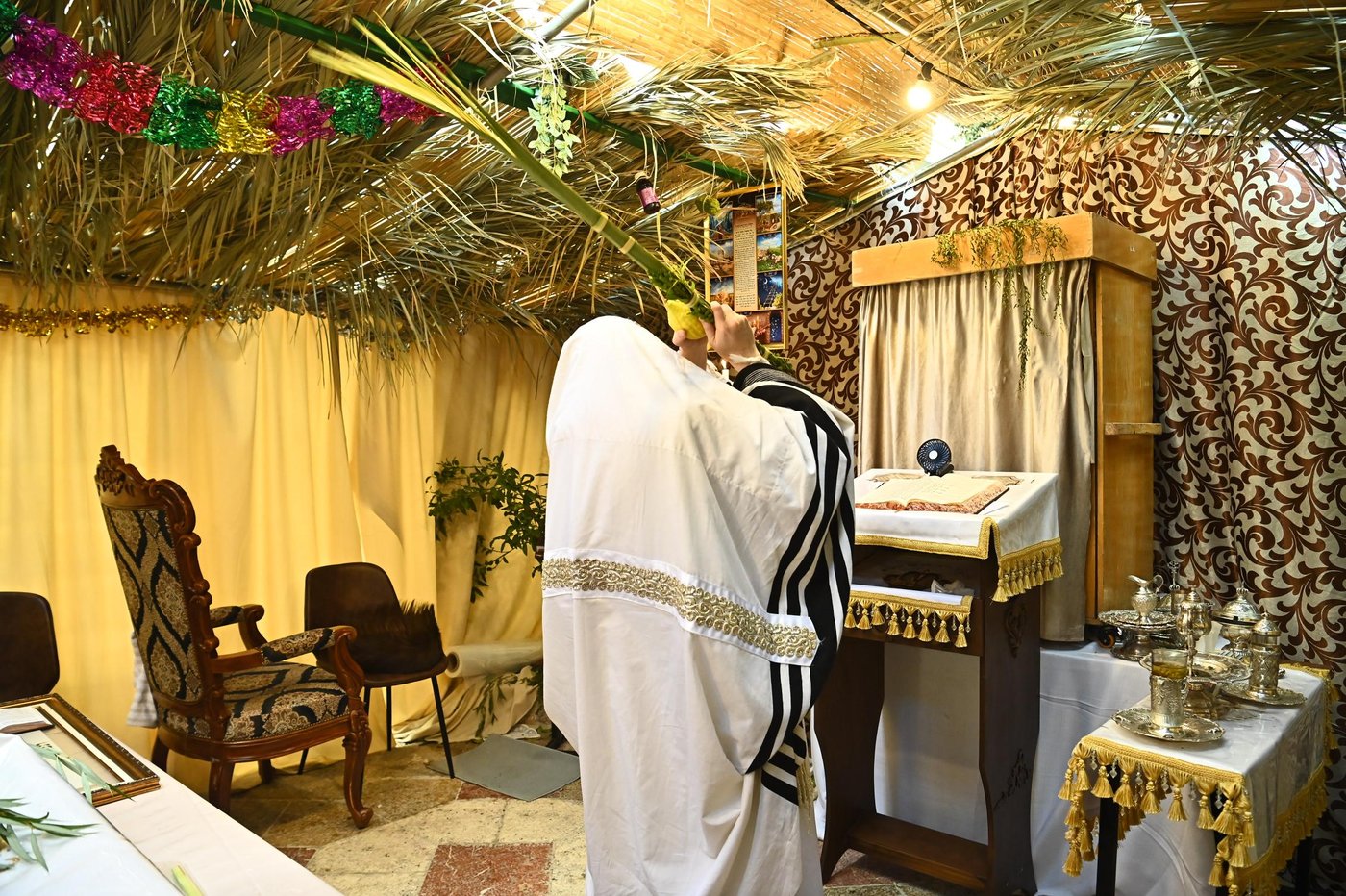 חג הסוכות בחצה"ק מעז'בוז