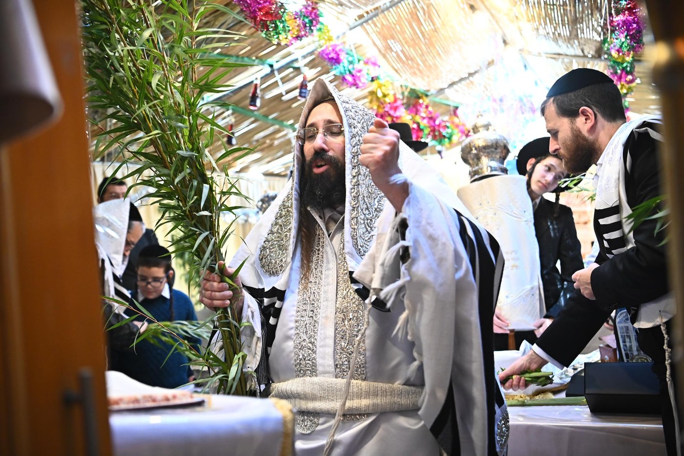 חג הסוכות בחצה"ק מעז'בוז