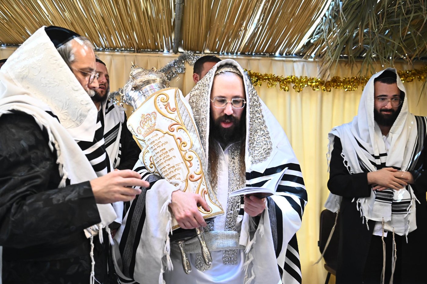 חג הסוכות בחצה"ק מעז'בוז