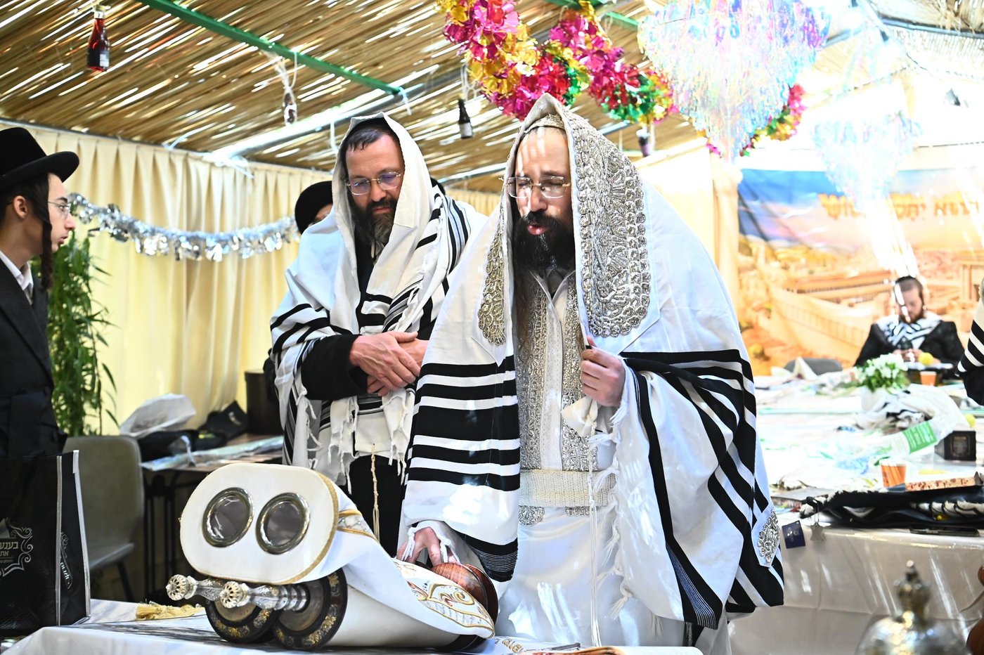 הושענא רבה ושמחת תורה בחצה"ק מעז'בוז