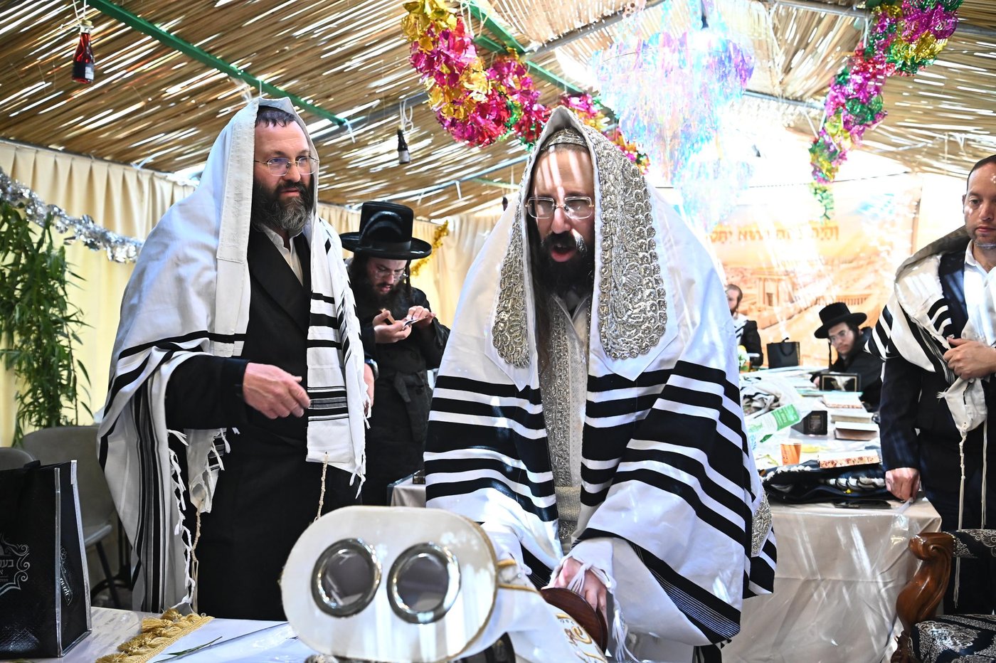 הושענא רבה ושמחת תורה בחצה"ק מעז'בוז
