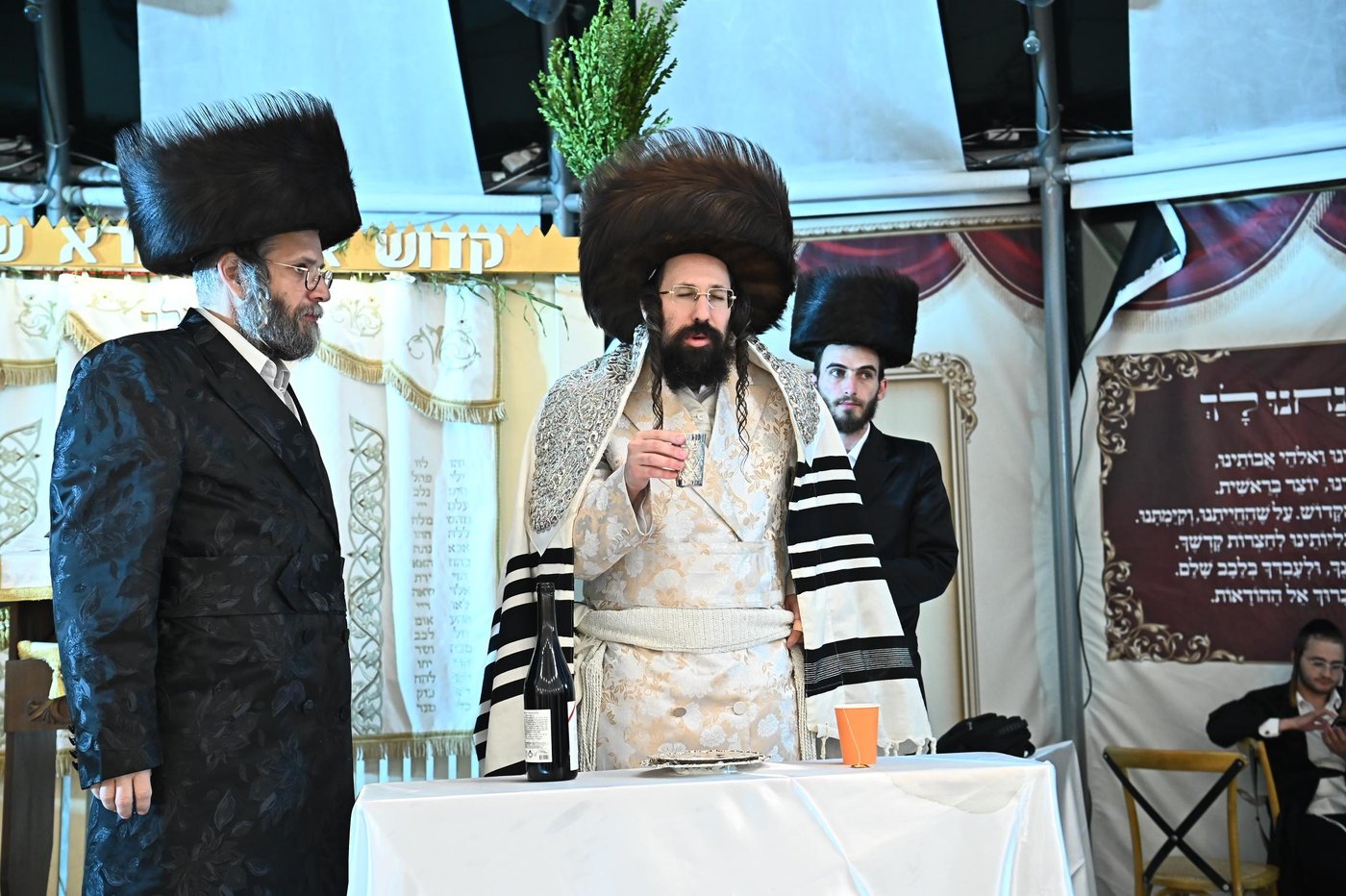 הושענא רבה ושמחת תורה בחצה"ק מעז'בוז