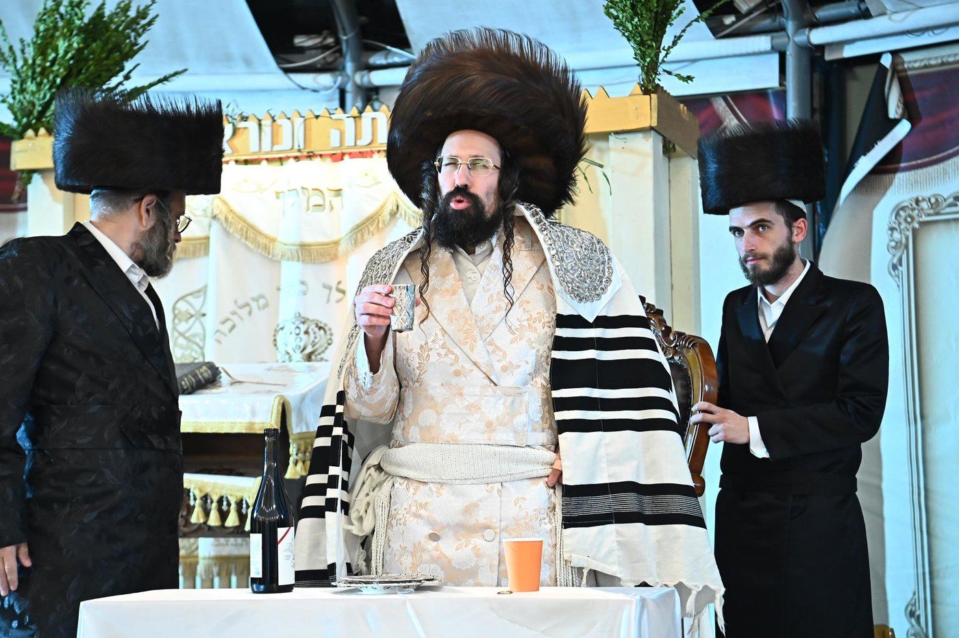 הושענא רבה ושמחת תורה בחצה"ק מעז'בוז
