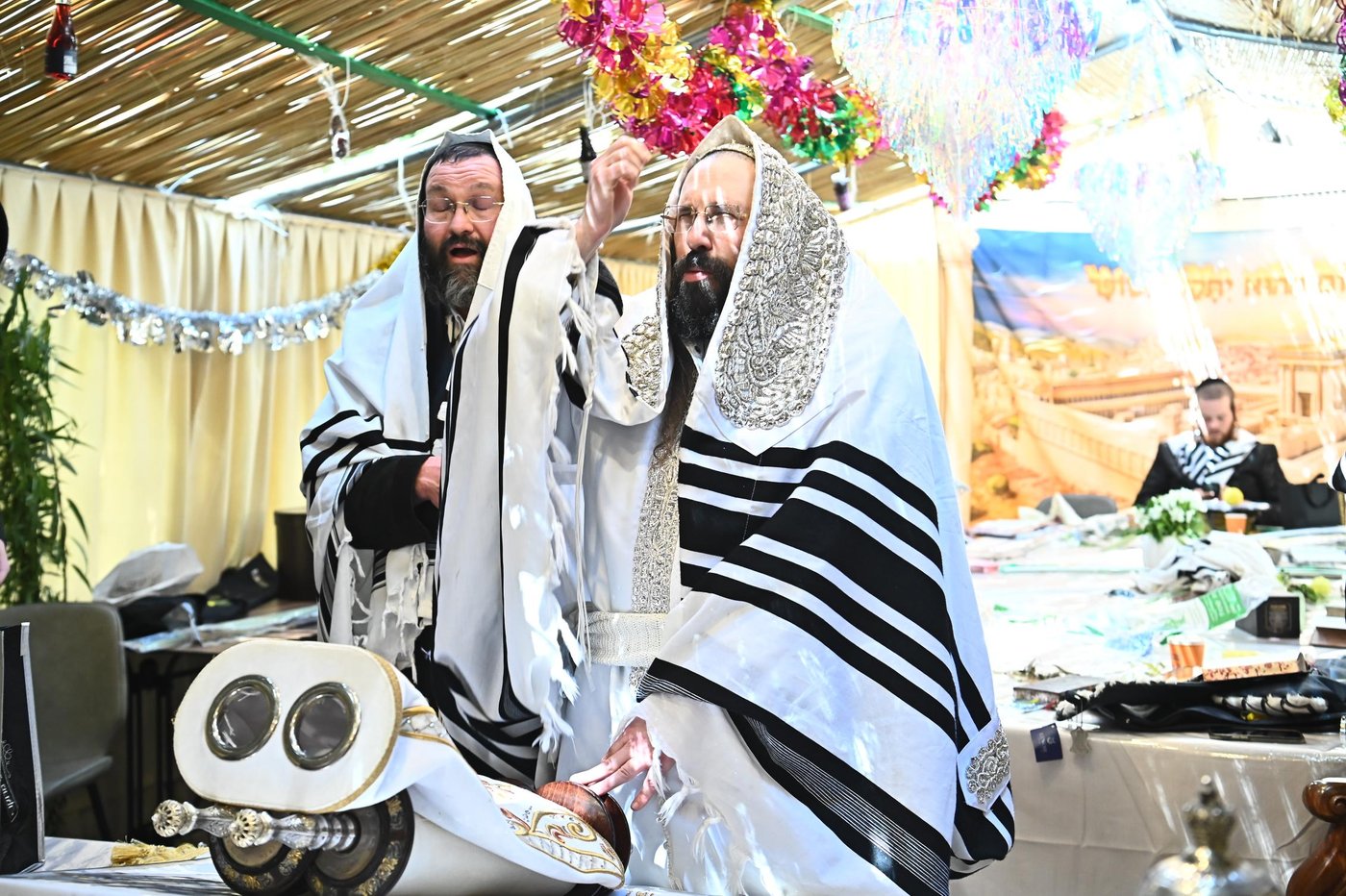 הושענא רבה ושמחת תורה בחצה"ק מעז'בוז
