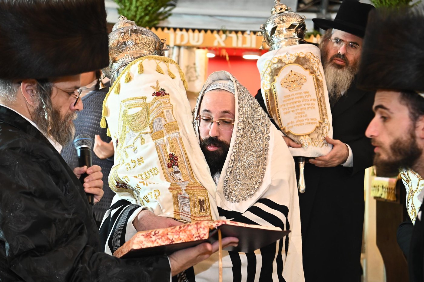 הושענא רבה ושמחת תורה בחצה"ק מעז'בוז