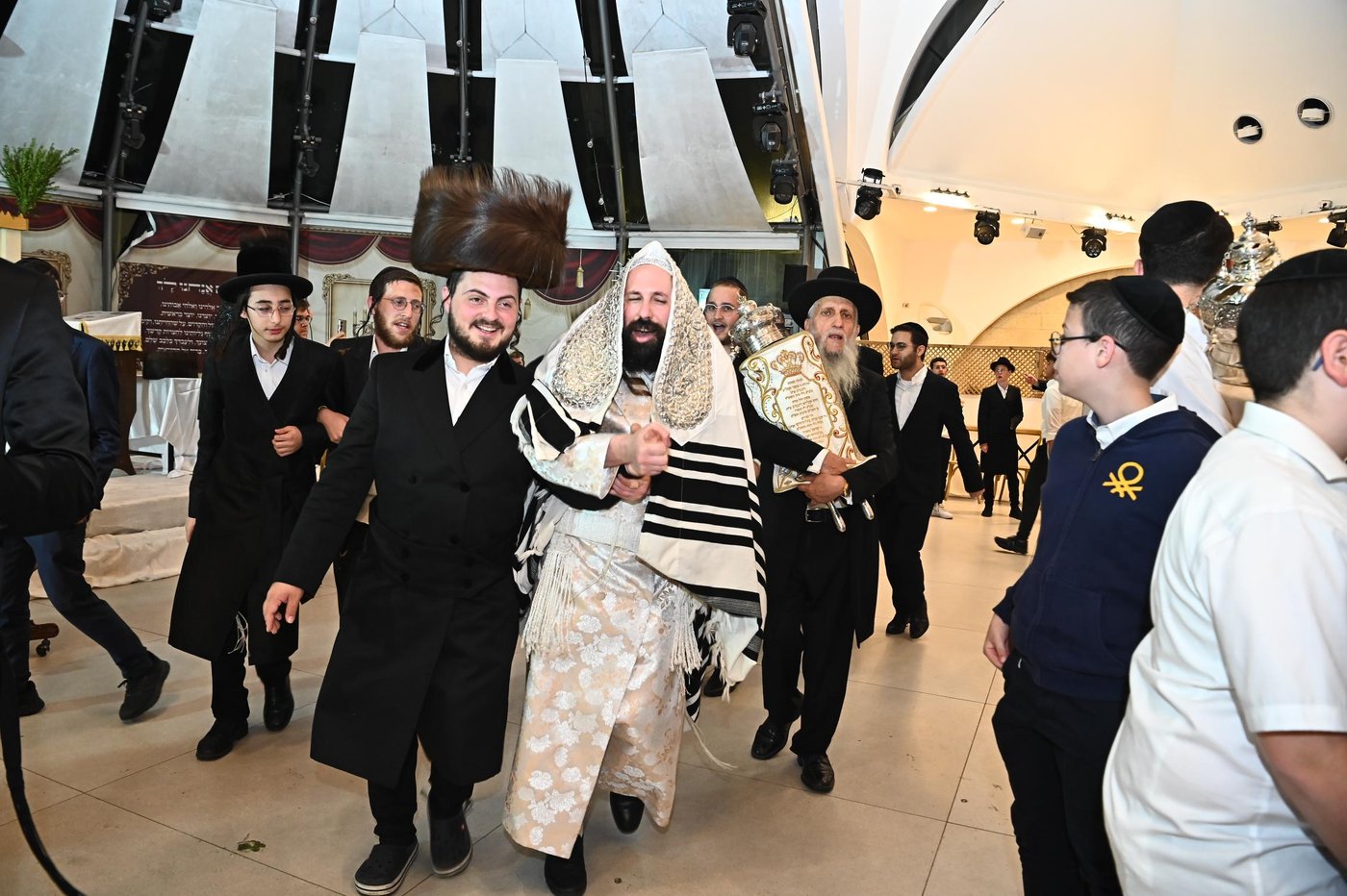 הושענא רבה ושמחת תורה בחצה"ק מעז'בוז
