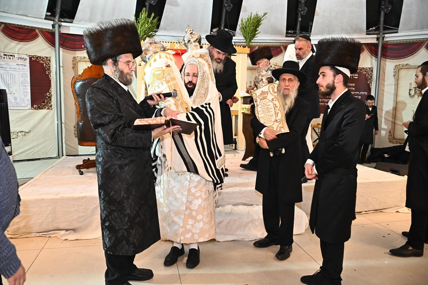 הושענא רבה ושמחת תורה בחצה"ק מעז'בוז