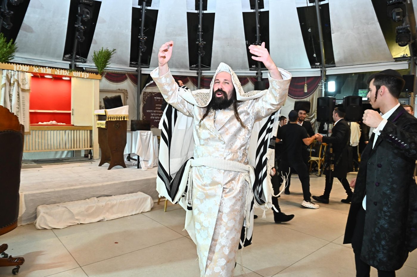 הושענא רבה ושמחת תורה בחצה"ק מעז'בוז
