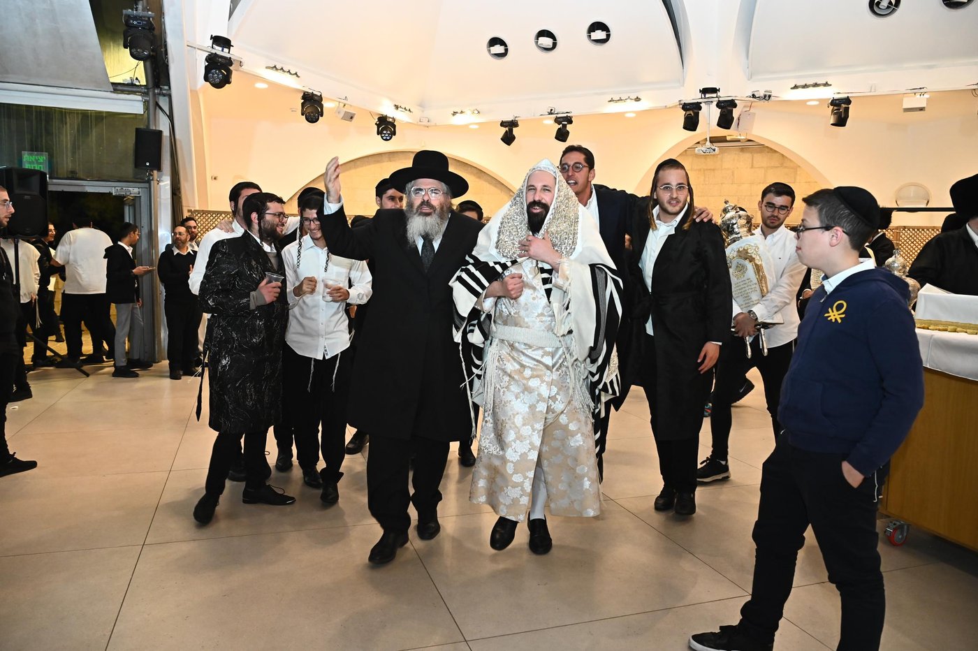 הושענא רבה ושמחת תורה בחצה"ק מעז'בוז