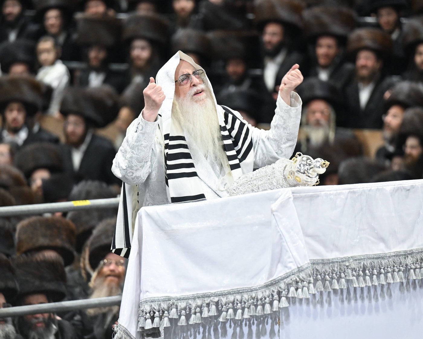 האדמו"ר מצאנז בהקפות שניות