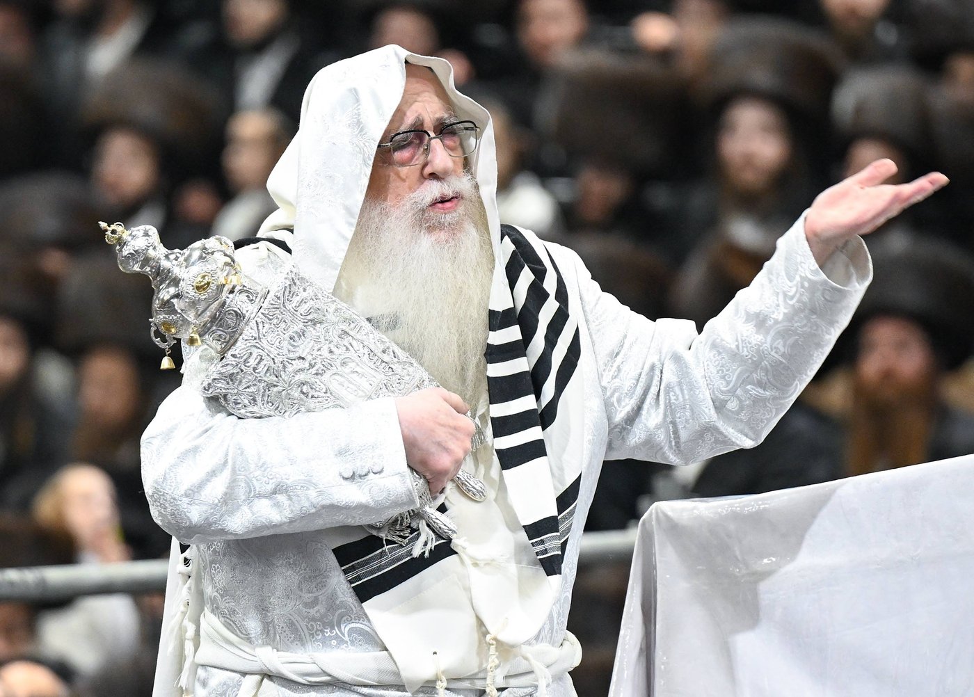 האדמו"ר מצאנז בהקפות שניות