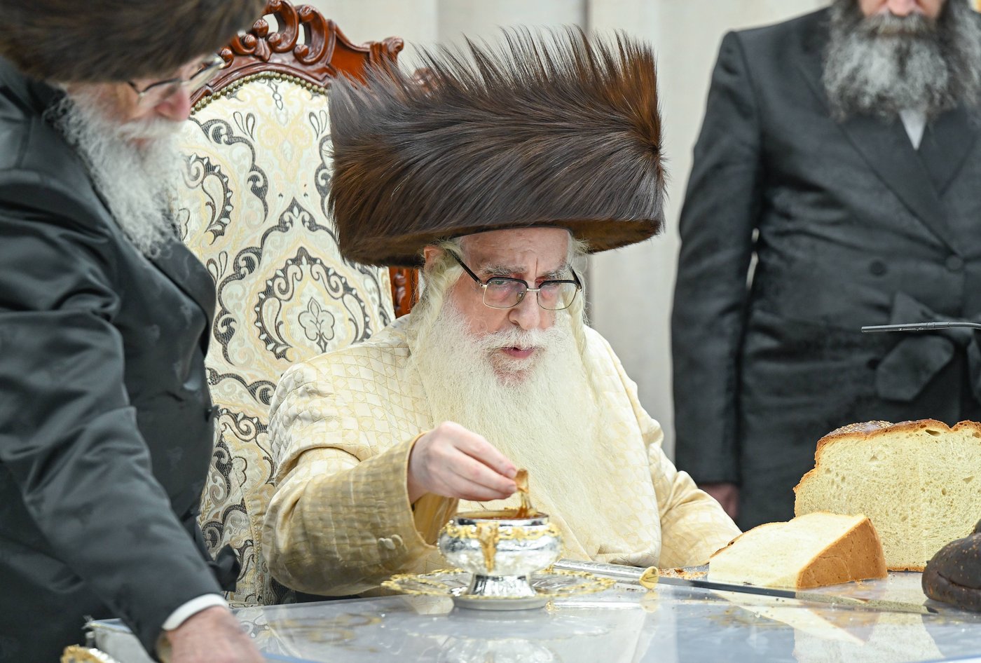 האדמו"ר מצאנז בעריכת השלחה"ט בחוה"מ סוכות