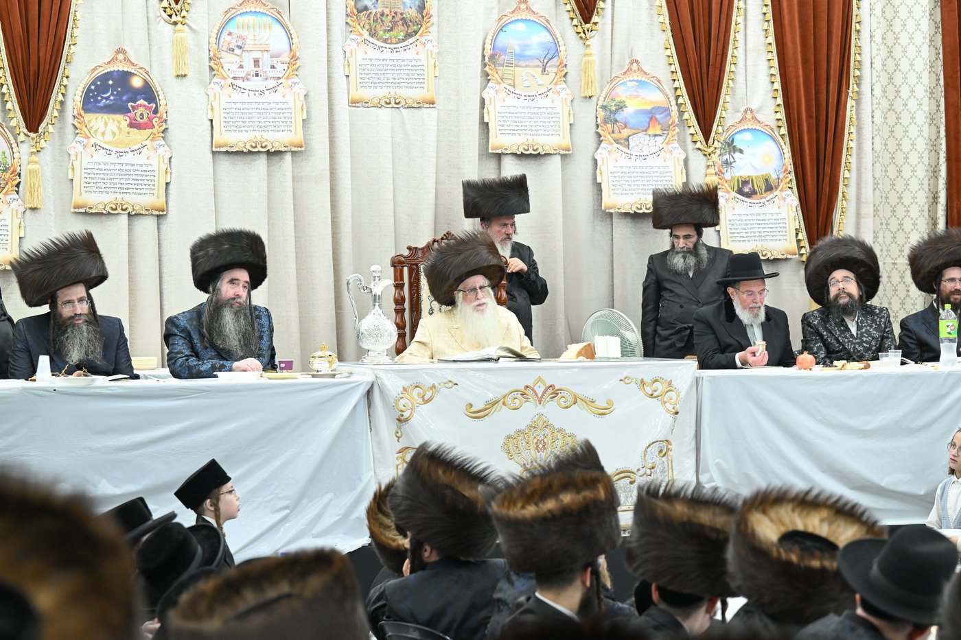 האדמו"ר מצאנז בעריכת השלחה"ט בחוה"מ סוכות