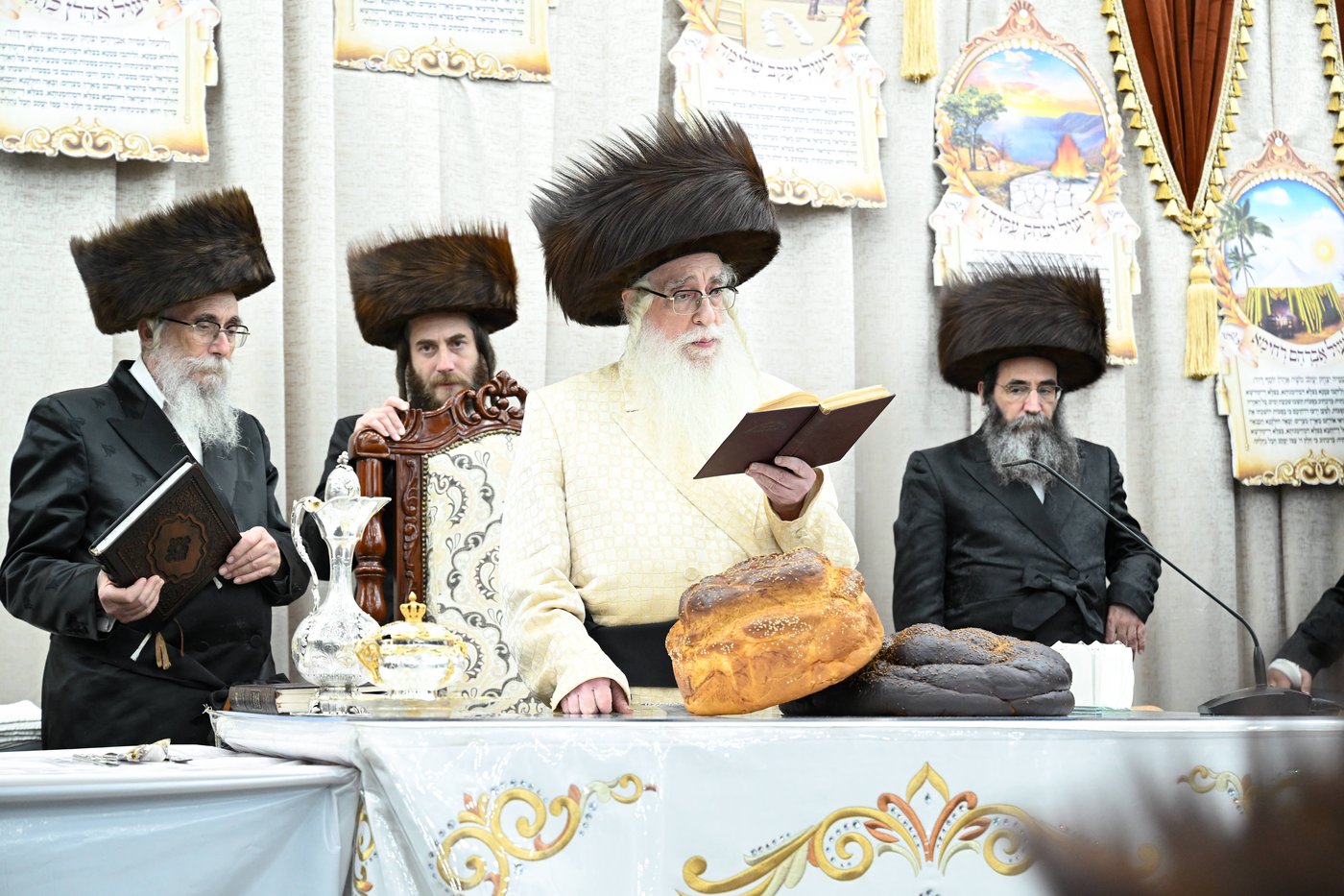 האדמו"ר מצאנז בעריכת השלחה"ט בחוה"מ סוכות