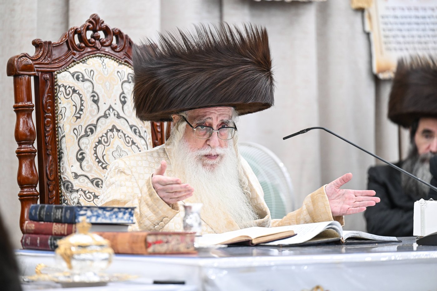 האדמו"ר מצאנז בעריכת השלחה"ט בחוה"מ סוכות