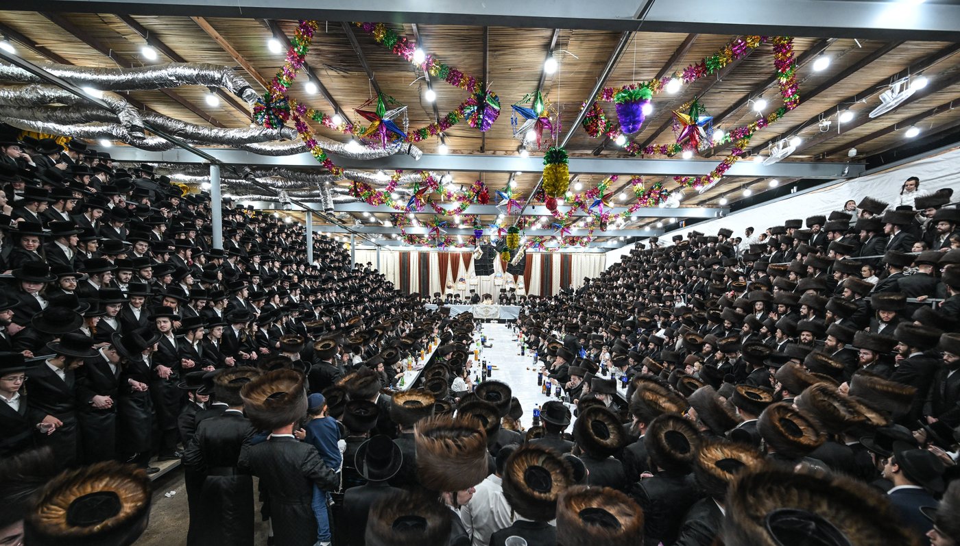 האדמו"ר מצאנז בעריכת השלחה"ט בחוה"מ סוכות