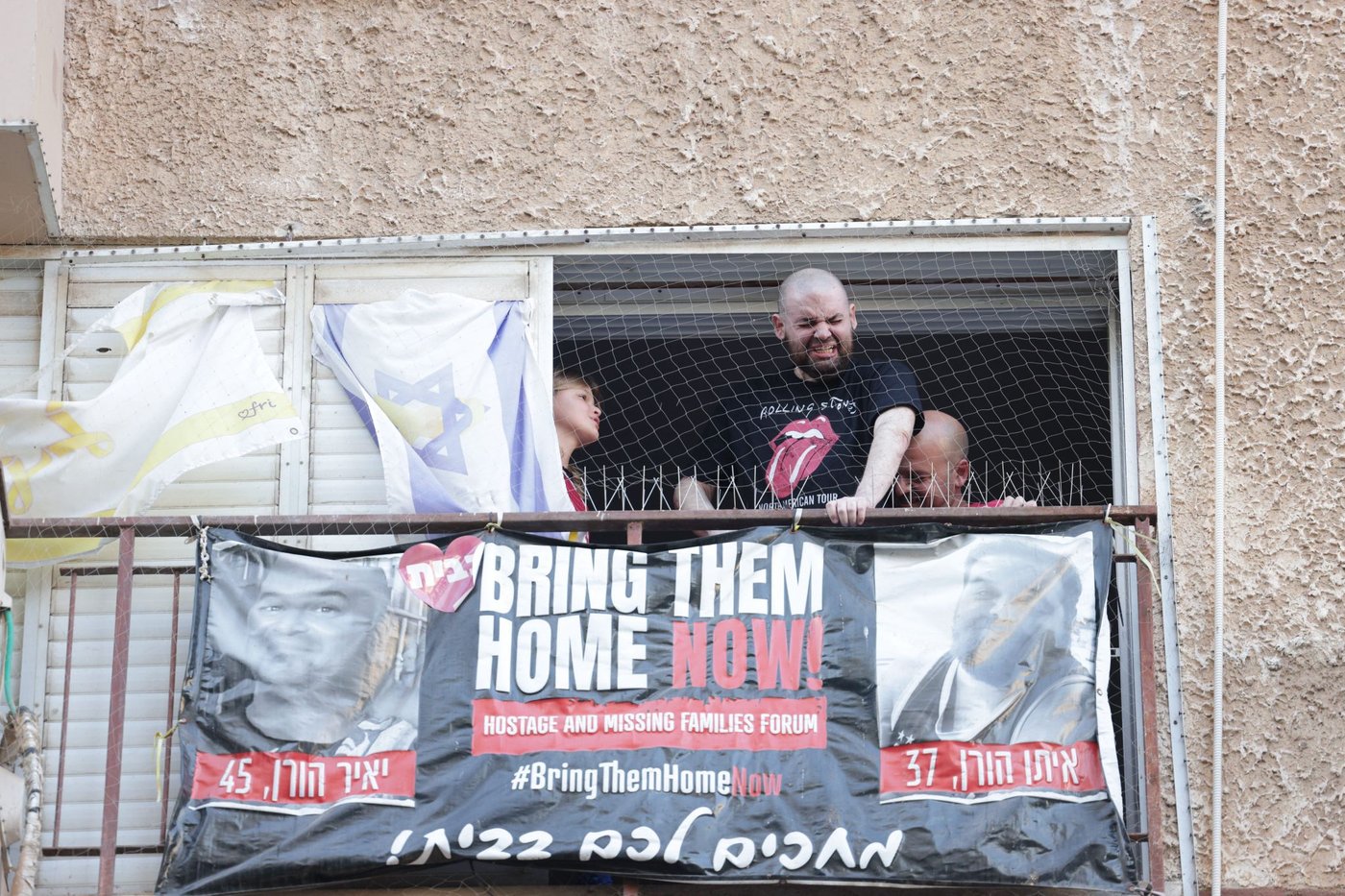 איתן הורן יצא למרפסת ביתו ודמע מול הקהל המריע: "תמיד האמנתי"