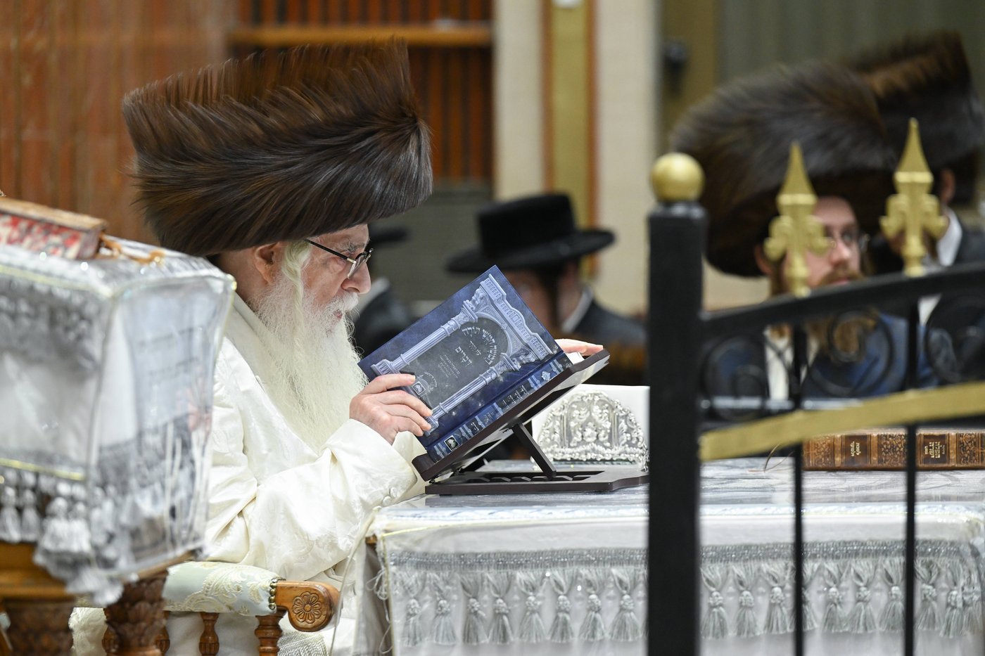 ליל הושענא רבה אצל האדמו"ר מצאנז