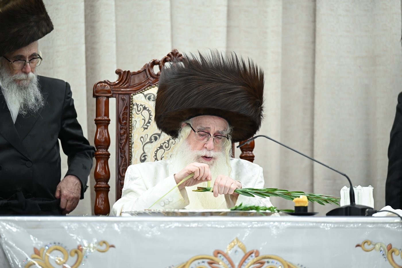ליל הושענא רבה אצל האדמו"ר מצאנז