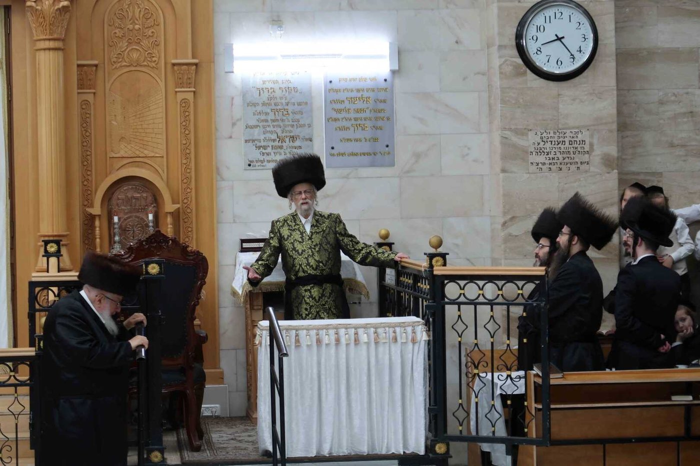 מוצאי שמחת תורה בחצה"ק סערט ויז'ניץ